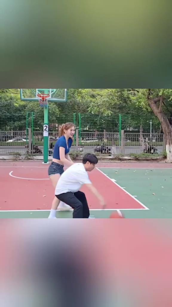 集夢(mèng)會(huì)長(zhǎng)背打一米8的女生，這是真打球?。? style=