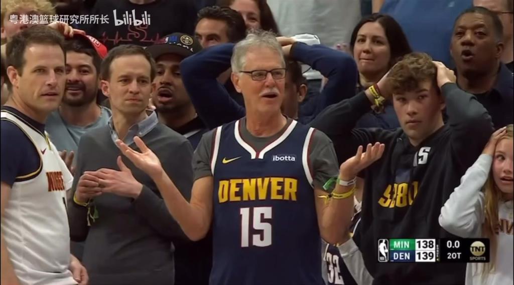 導(dǎo)火索？回顧此前掘金對陣森林狼，威少送出三分犯規(guī)后的眾生相！