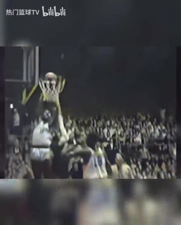 這是怪物嗎？張伯倫高中時(shí)期是怎么打球的？校園里的明星！