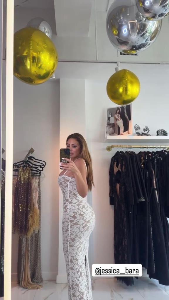 徐娘半老！皮蓬前妻穿吊帶裙自拍，這身材也太炸裂了！