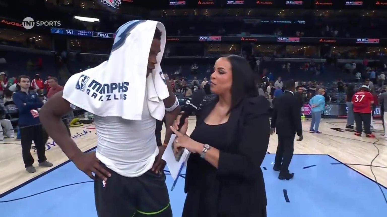 華子賽后接受一位豐滿女記者的采訪！