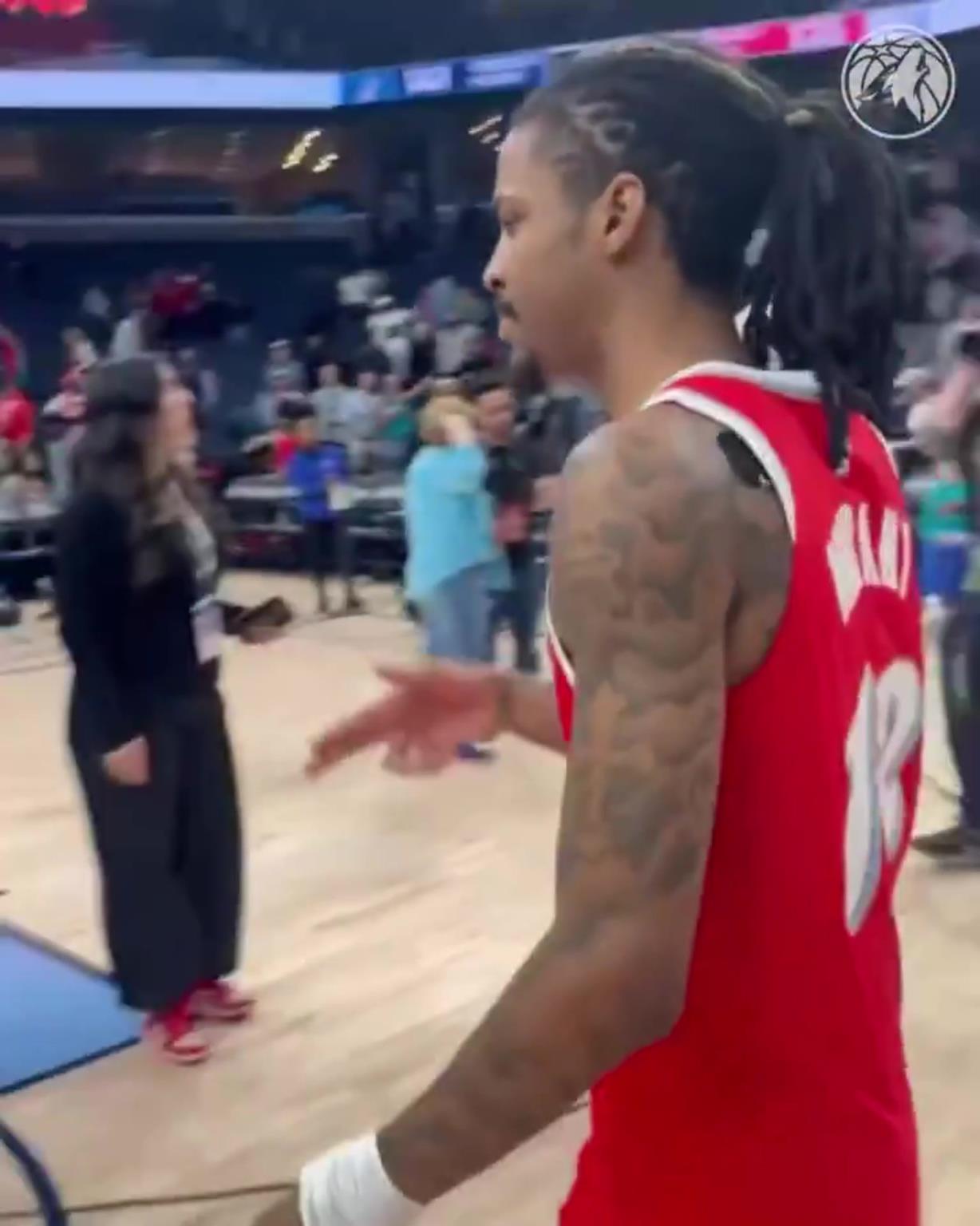 笑死！莫蘭特賽后與華子握手，竟然也是比出“手槍”的手勢