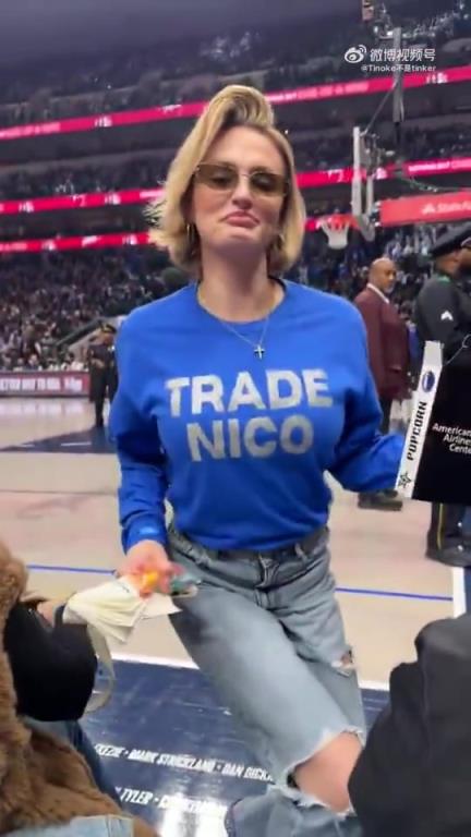 主場不準(zhǔn)球迷打印“解雇Nico”標(biāo)語，女球迷就出此下策