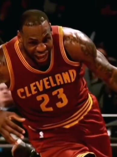 老詹這恐怖的大體格，完美詮釋什么叫“人型坦克”！