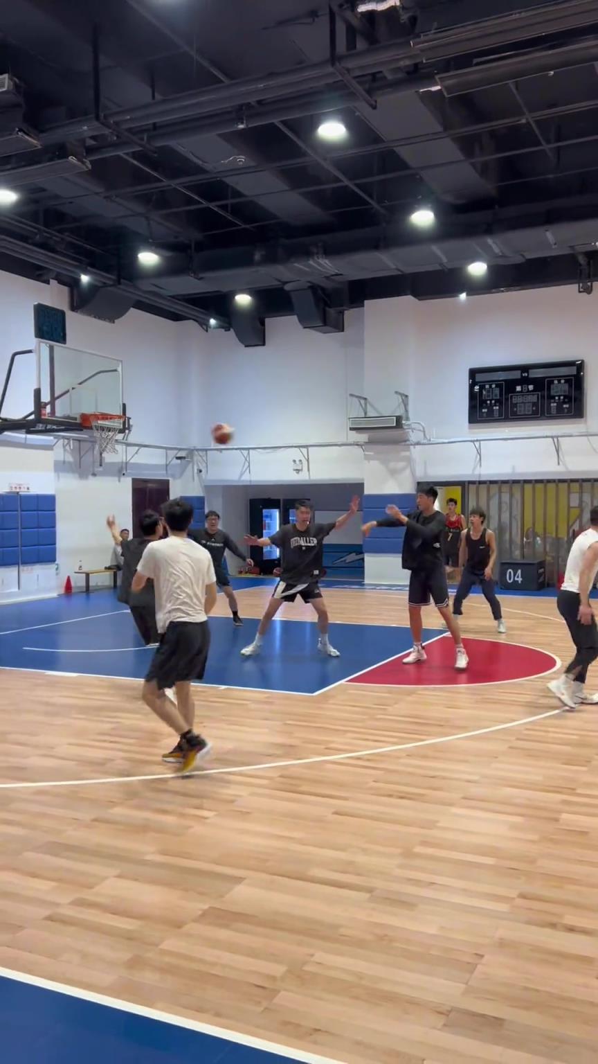 對(duì)手回家后：老婆，我今天在野球場(chǎng)匹配到巔峰馬刺隊(duì)了！