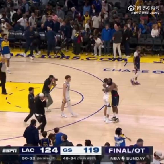 09雙雄傾盡全力！哈登和庫里賽后第一時間擁抱在一起