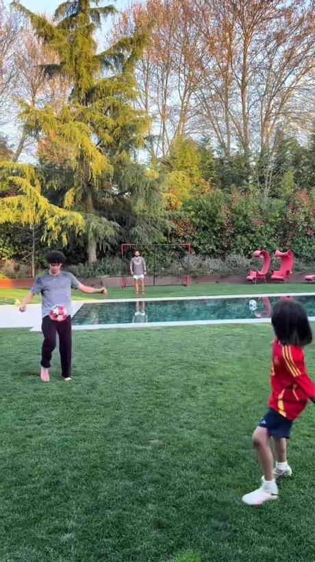 馬塞洛和兒子隔水相傳！大兒子腳法有點(diǎn)東西的！