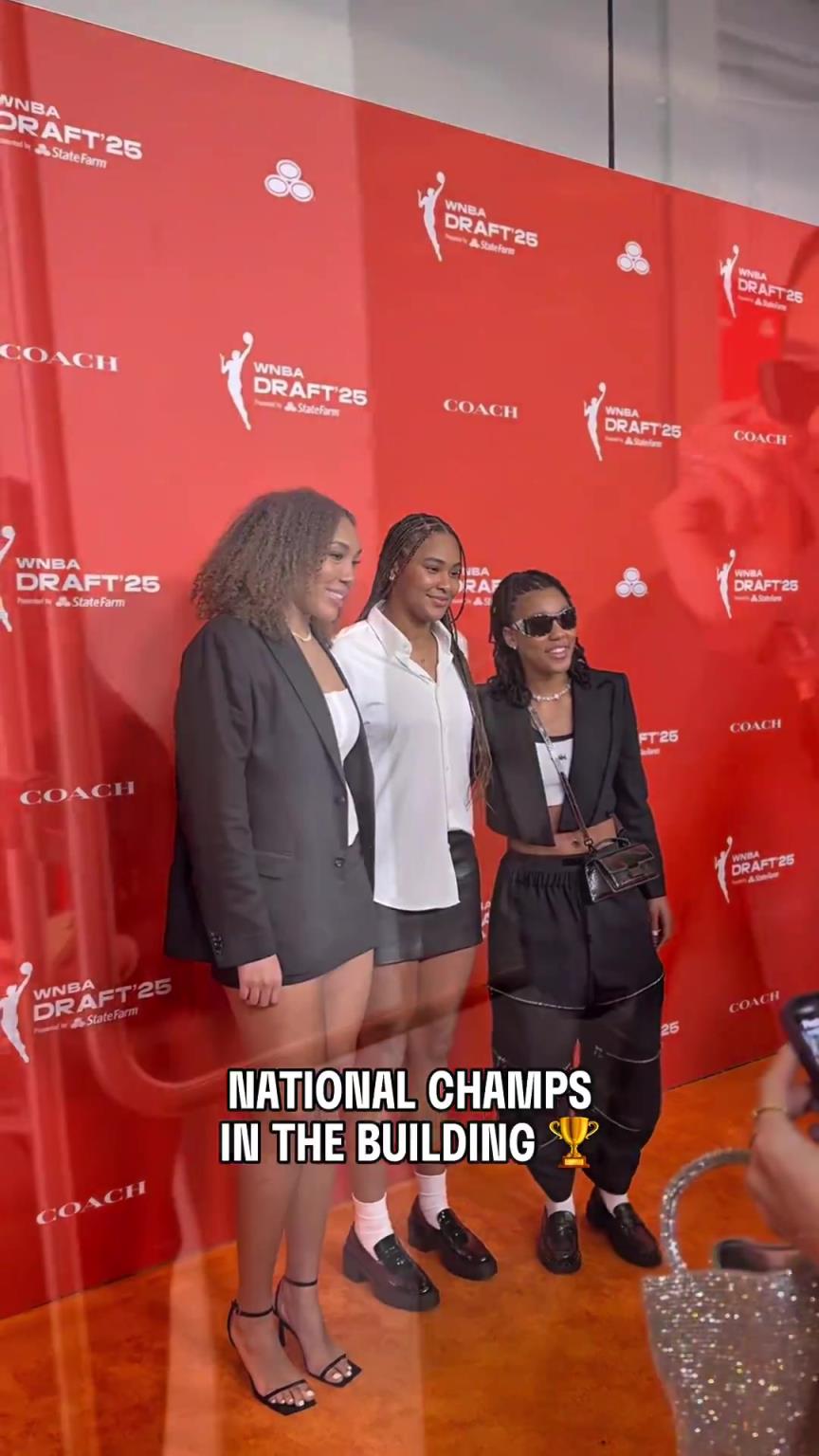 吧友們有喜歡的嗎？WNBA選秀大會上，到處都有靚麗的風景線