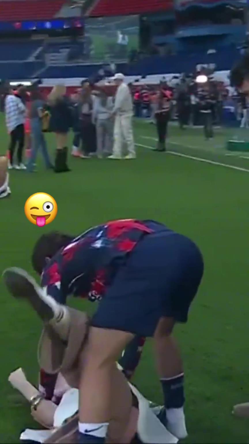 玩這么花?。績?nèi)維斯在家人面前把自己女友按倒在地