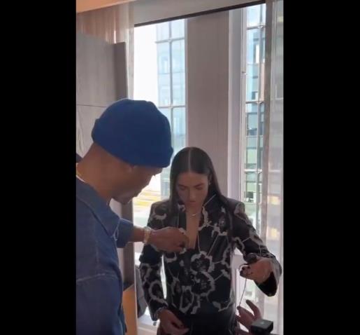 威嫂看到要打人的！威少上手幫WNBA妹子整理胸前的衣服