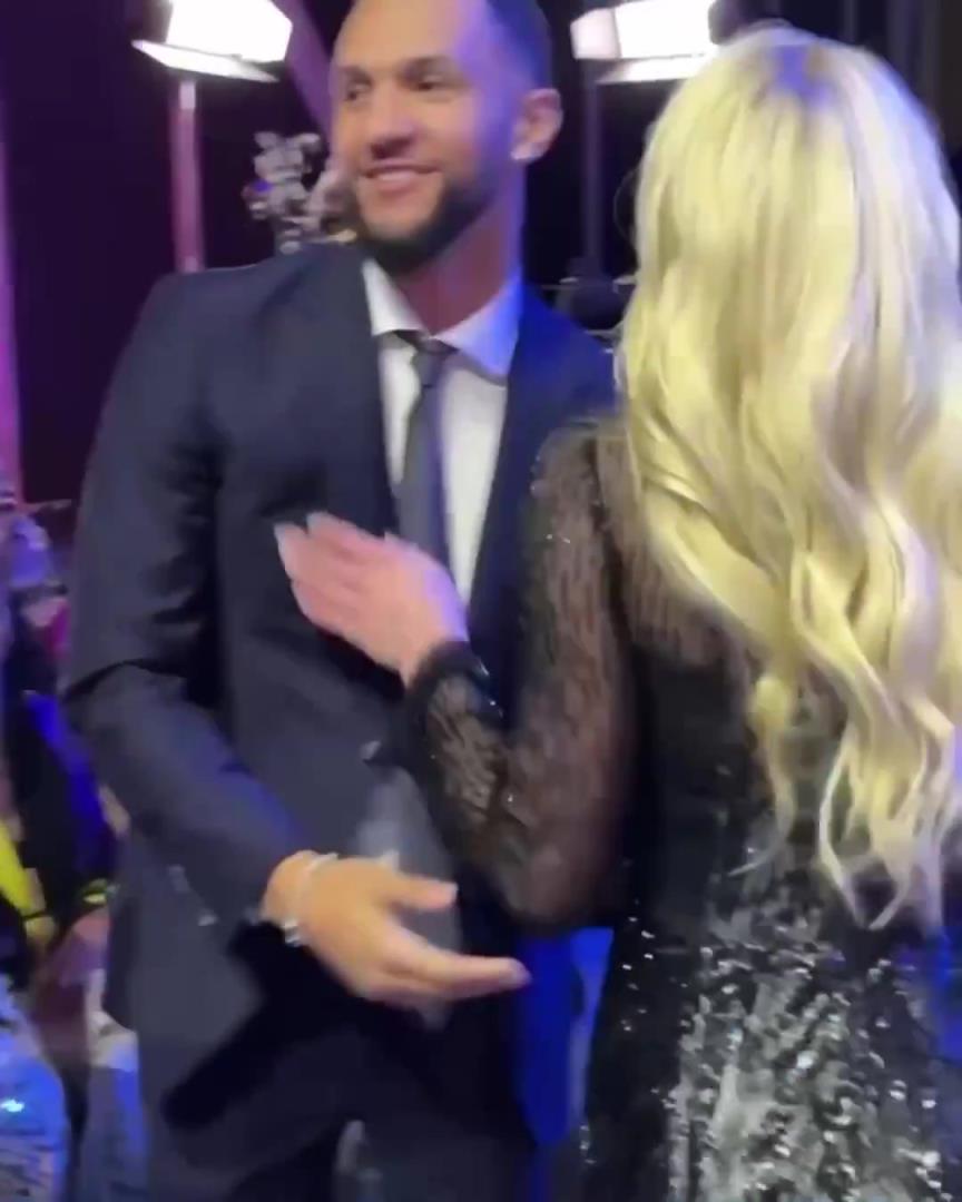 身材姣好！薩格斯的女友海莉被芝加哥天空選中！兩人接吻慶祝