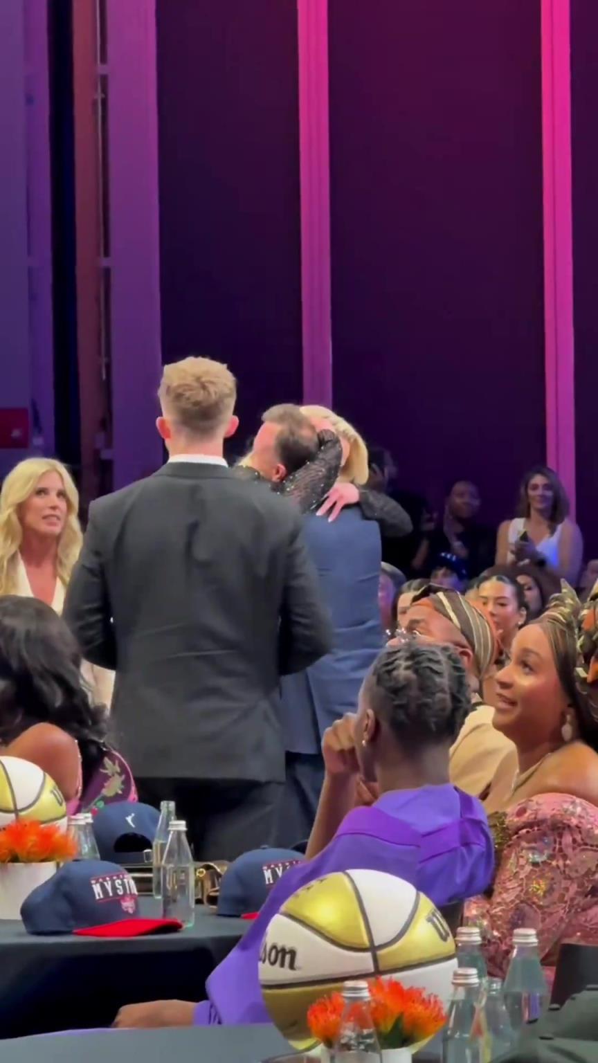 吧友們想看的正臉來了！薩格斯的女友海莉被選中后感覺快哭了