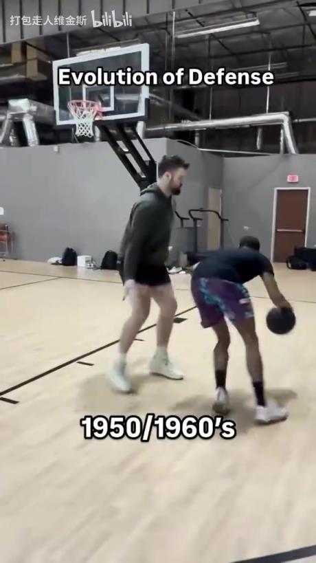 太真實(shí)了！外網(wǎng)網(wǎng)紅惡搞NBA不同時(shí)代的防守尺度變化！