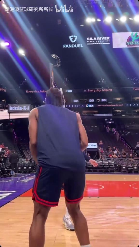 機(jī)器人級(jí)別的靜態(tài)身體！近距離看小卡的賽前熱身！