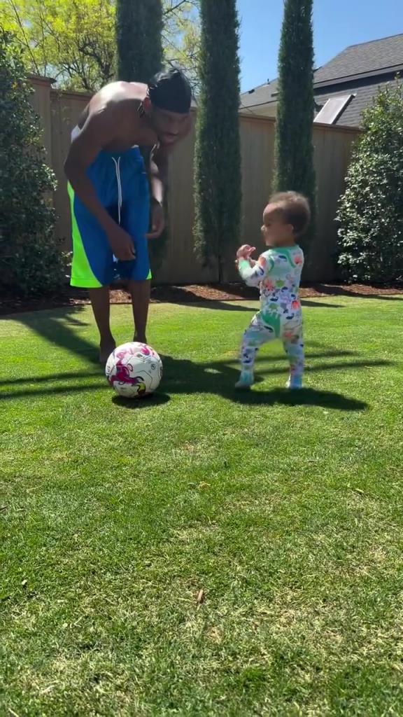 足球要從娃娃抓起！SGA帶娃踢足球，小孩摔倒時(shí)鼓掌“嘲笑”！